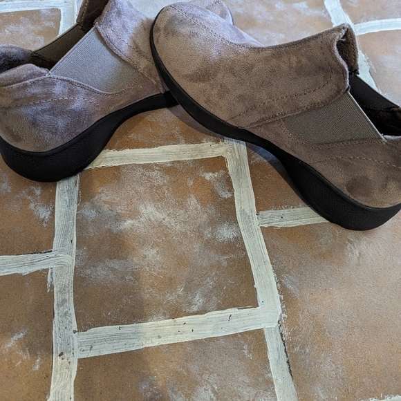 Earth Origins Dayana taupe Suede Booties size 8.5 - Picture 2 of 6